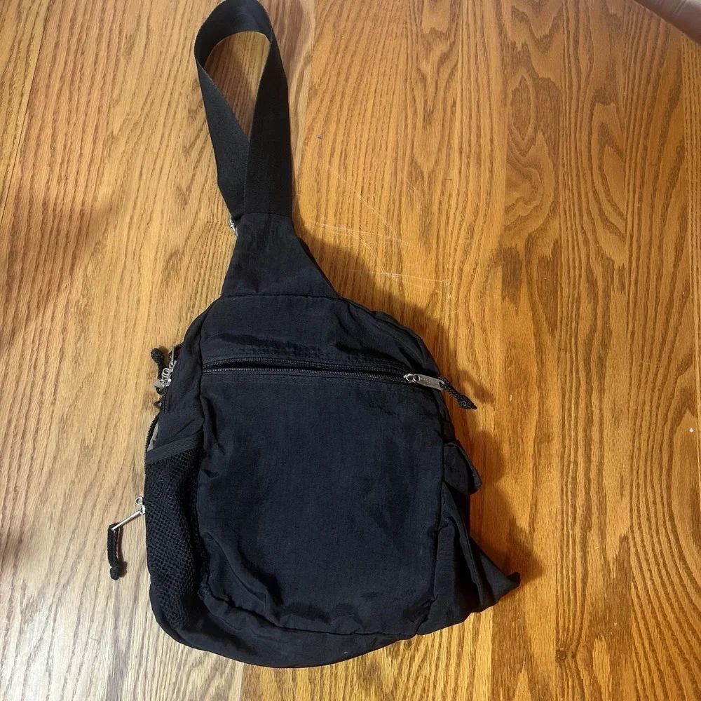 Baggallini Black Sling Bag Adjustable Crossbody Strap Zipper Accent Travel Purse